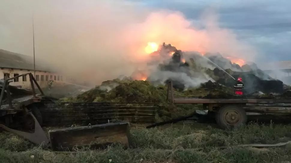 Incendiu de proporții, în noaptea de duminică spre luni, la un depozit de furaje din județul Galați