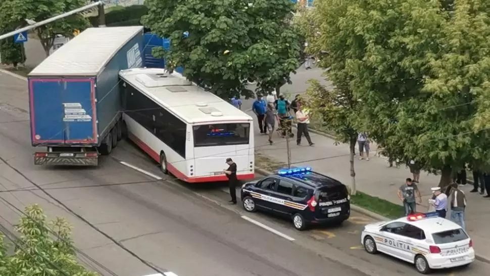 FOTO - Autobuz de călători acroșat de un TIR, în municipiul Bârlad