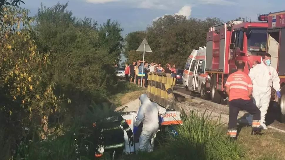 O ambulanță care transporta un pacient infectat cu virusul covid a CĂZUT de pe un pod. În urma impactului au rezultat patru victime