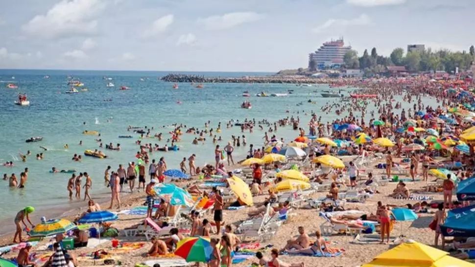  Se repetă "cazul Vaslui"? Anchetă epidemiologică la Costinești: 40 de tineri, suspecți de COVID-19 după ce au intrat în contact cu un tânăr confirmat pozitiv