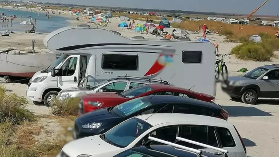 FOTO Plaje protejate, invadate de mașini și rulote. Amenzi de 44.000 de lei