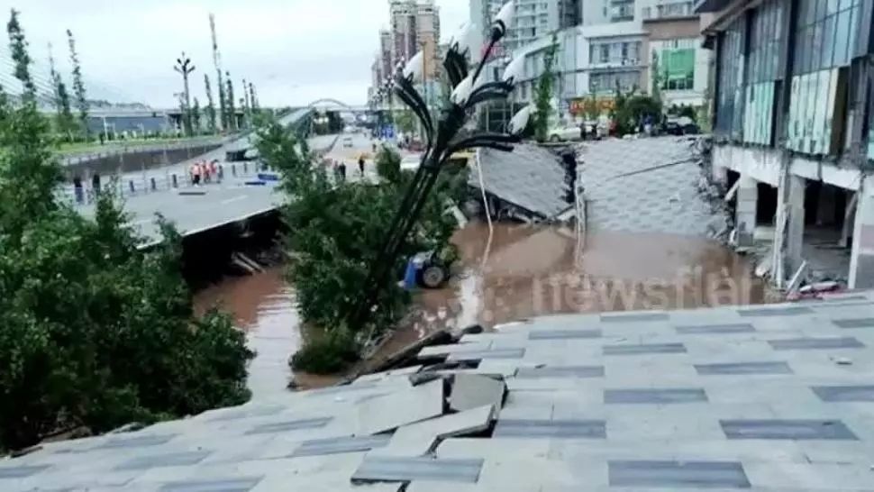 VIDEO Incident șocant. Zeci de mașini, înghițite de o groapă la un mall, în China