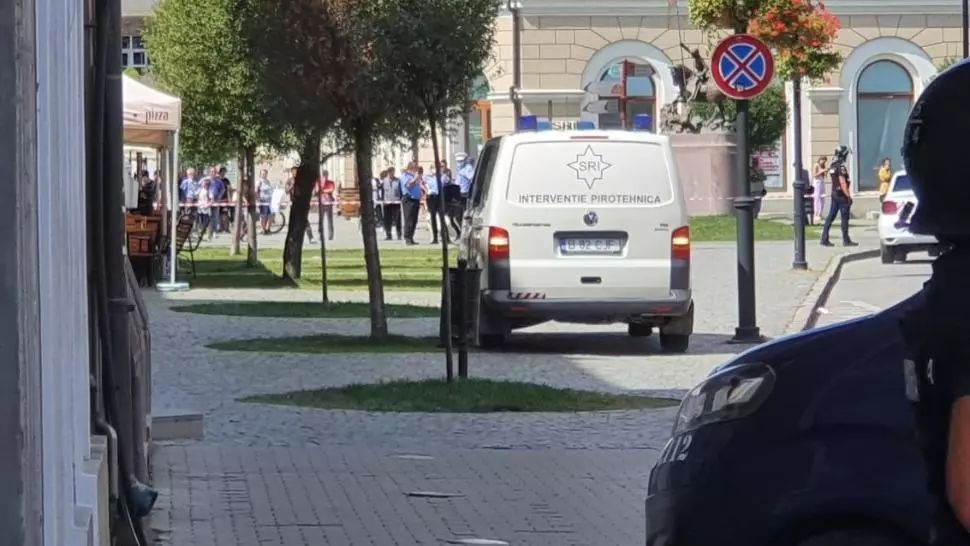 Alertă la Ploiești. Pachetul suspect din apropierea clădirii Consiliului Județean Prahova s-a dovedit a fi un geantă cu...haine!