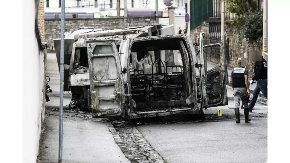 FOTO Jaf ca în filme în Franța. Bărbați înarmați au incendiat o camionetă blindată și au furat 9 milioane de euro