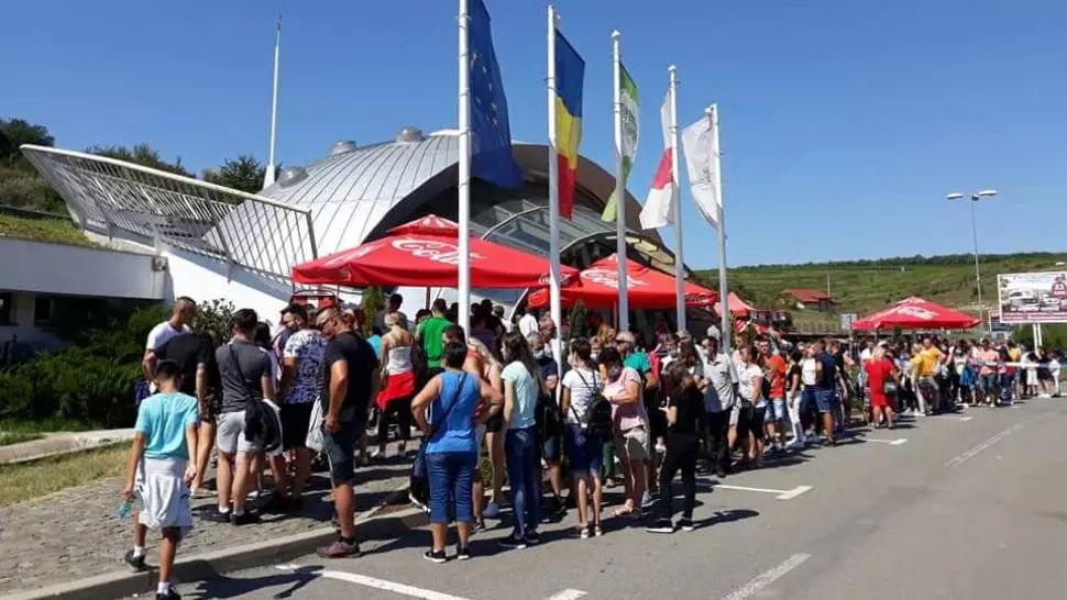 FOTO Aglomerație la Salina Turda. Sute de turiști încalcă regulile de protecție