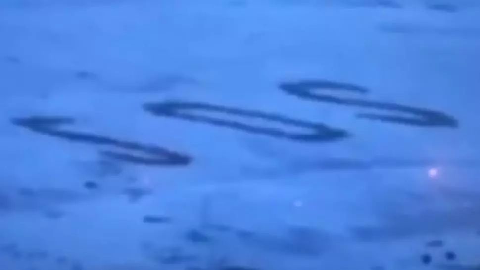 O poveste ADEVĂRATĂ cu final fericit: trei marinari naufragiați pe o insula din Oceanul Pacific, salvați după de au afișat un semn SOS uriaș pe nisip