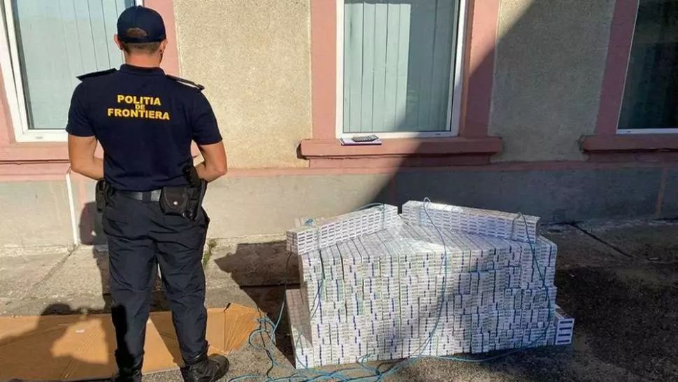 VIDEO Țigări de contrabandă de peste 78.000 de lei, descoperite de polițiști în tavanul fals al unui microbuz