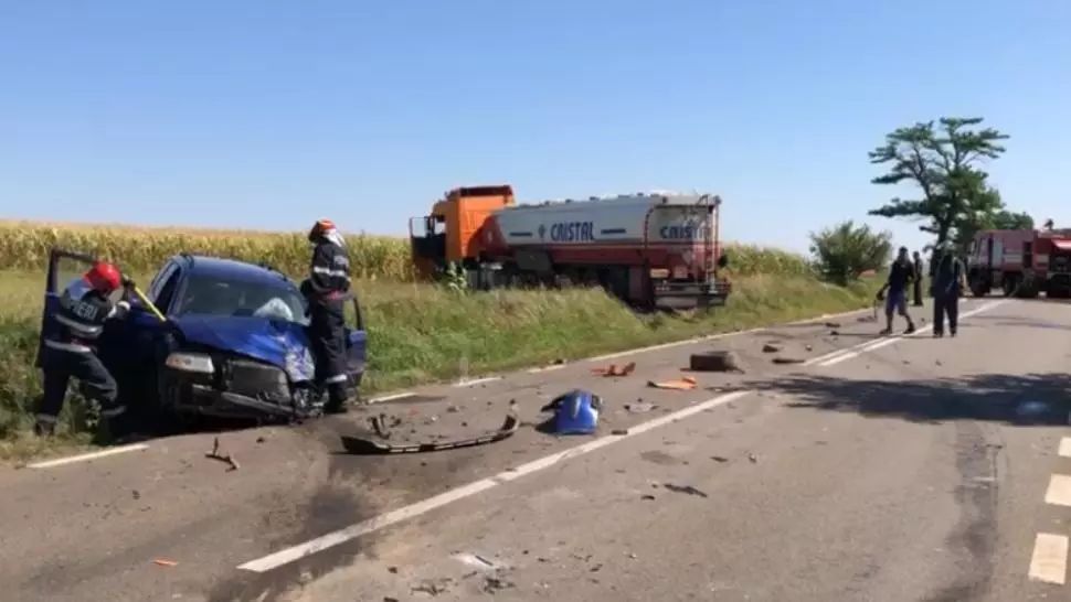 Pericol de EXPLOZIE în județul Botoșani: Cisternă încărcată cu carburant, izbită din plin de un autoturism