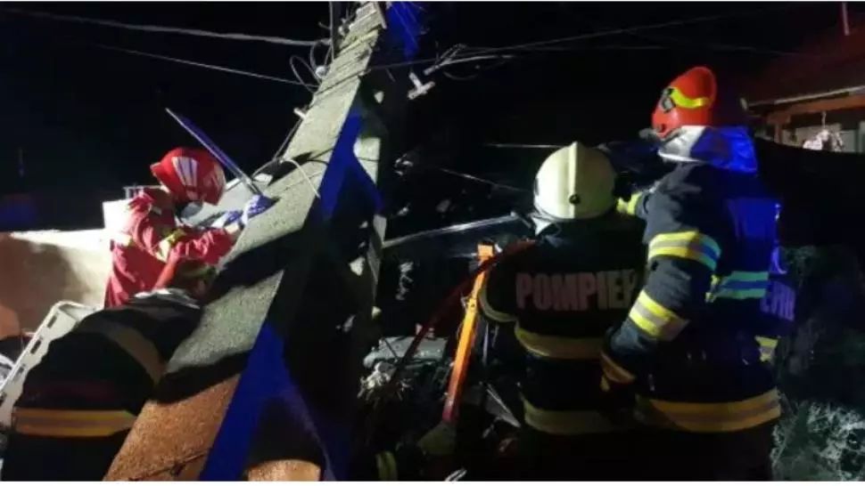 Accident violent în județul Timiș. Mașină izbită de un stâlp de electricitate: Doi tineri de 15 ani au murit, alți trei au fost răniți