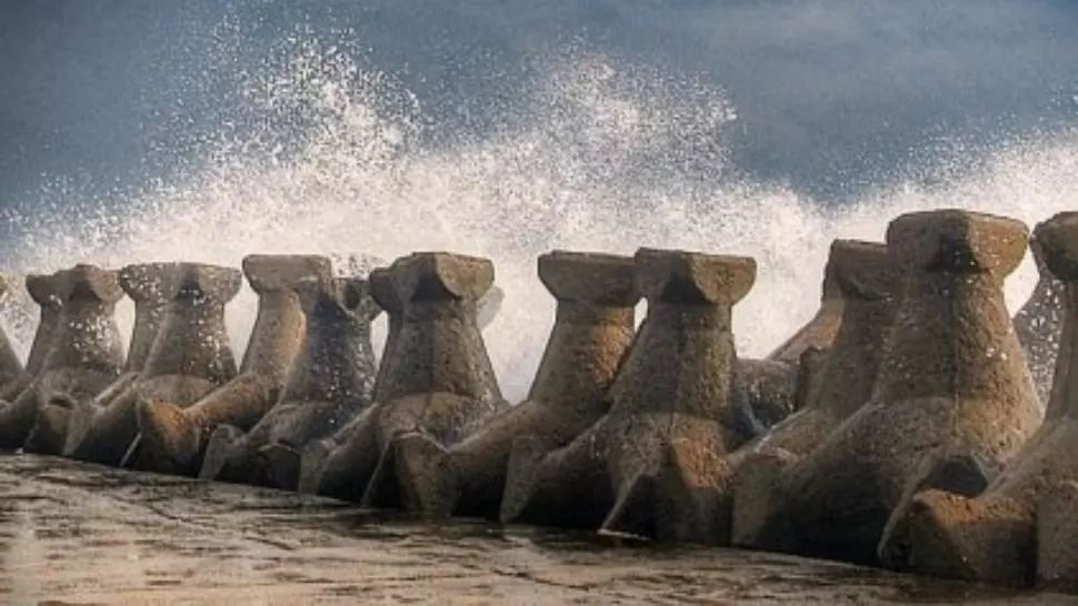 Tragedie în Mangalia! Un bărbat A MURIT după ce a căzut în mare, printre stabilopozi