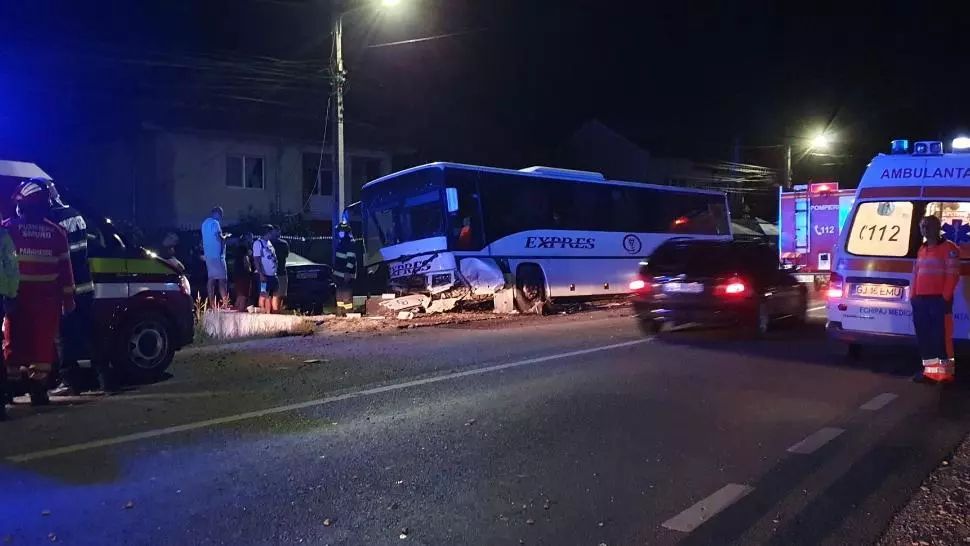Accident grav în Gorj, un autobuz cu angajați de la CE Oltenia a ajuns în șanț