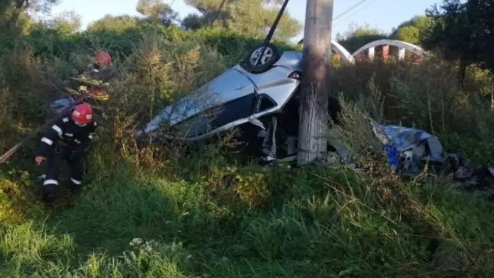 FOTO Accident cumplit în Harghita, un tânăr a murit după ce s-a înfipt cu mașina în stâlp
