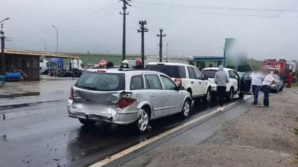 Accident în lanț la intrare pe Autostrada A3, în Turda: CINCI mașini implicate. Avarii la patru autoturisme și un camion