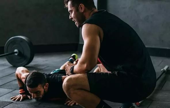 Ce este un antrenor personal și cum te poate ajuta? (P)