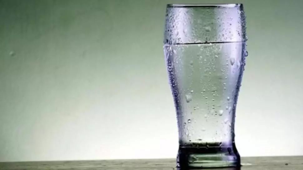 Cât de rău este să bei apă rece ca gheața? Ce spun experții