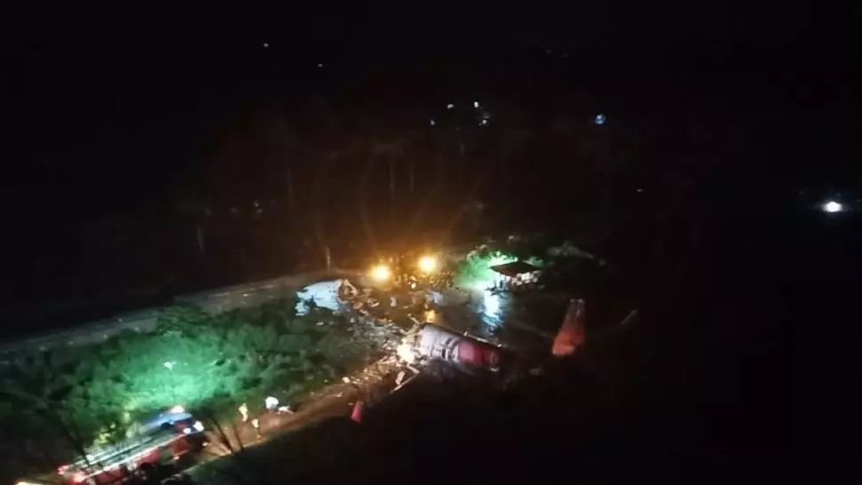 UPDATE+VIDEO Cel puțin 16 morți și 130 de răniți, după ce un avion cu 190 de oameni la bord s-a prăbușit la aterizare, în India