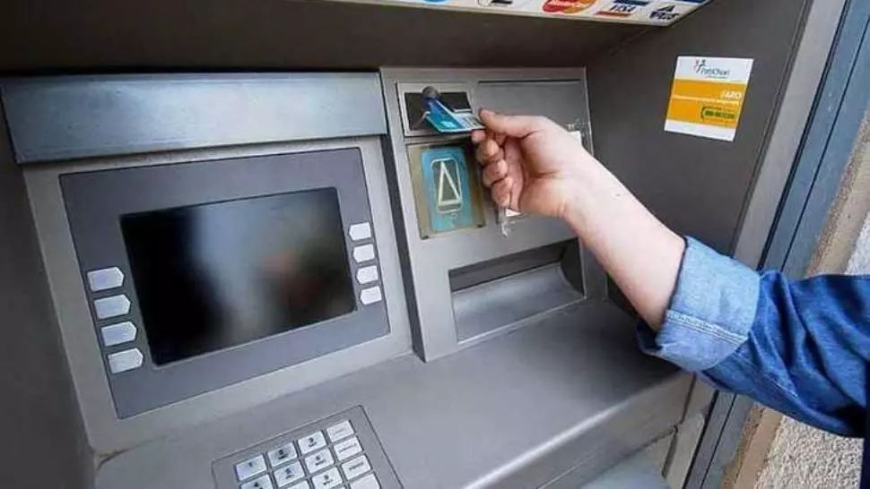 ARESTAT după ce a retras bani de pe un card bancar pe care îl găsise