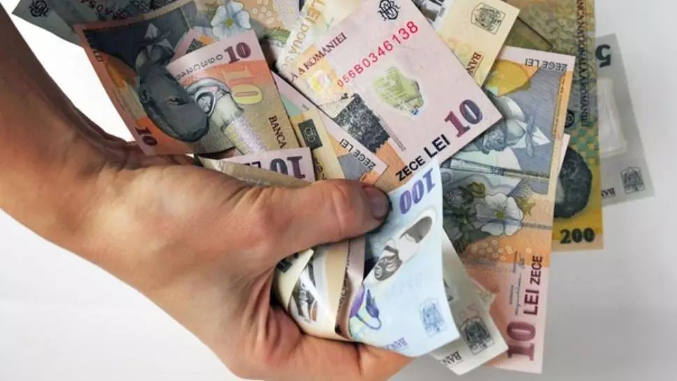 Bărbat jefuit când aștepta să-și plătească taxele