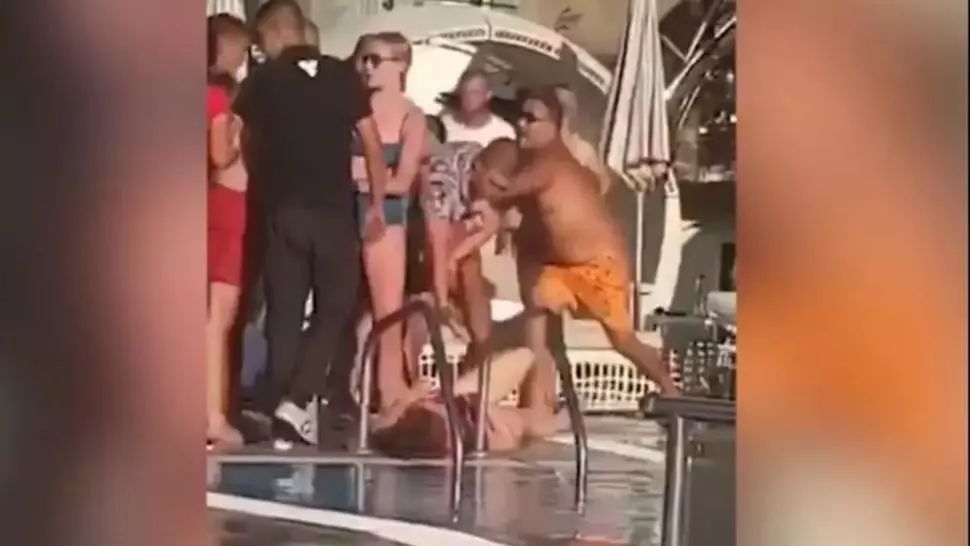 VIDEO Bătaie între două tinere, la piscină, una dintre ele a fost lovită de un bărbat