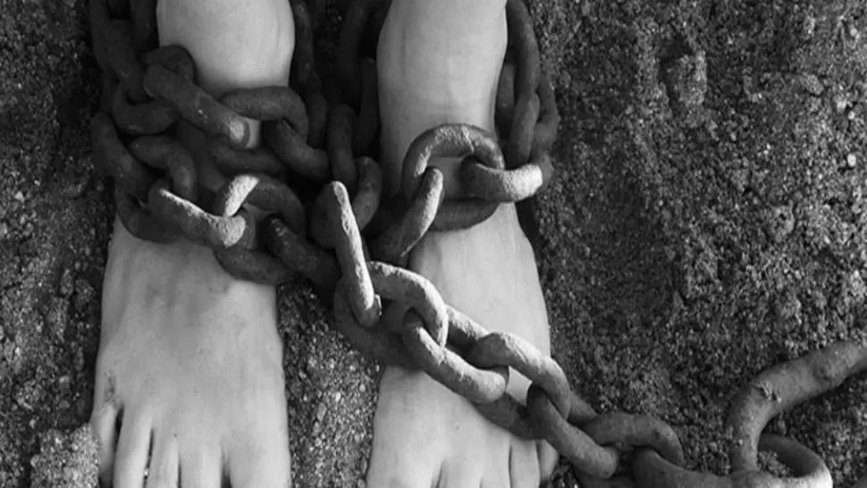 Bunicul care și-a legat nepotul cu lanțul ca să nu mai fure și să nu se mai drogheze, CONDAMNAT. Ce spune instanța 