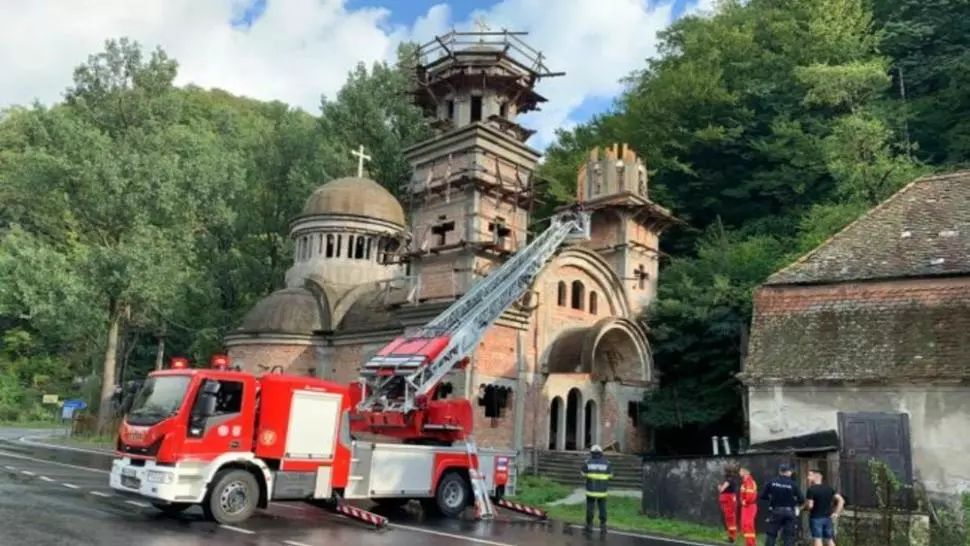 Sfârșit tragic pentru un bărbat din Sibiu. A decedat după ce a căzut de pe o biserică