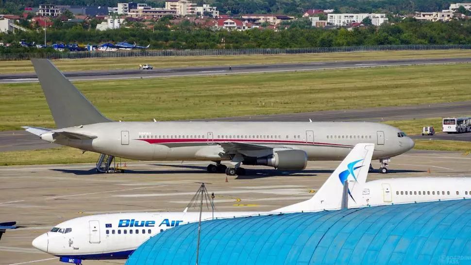 Alertă pe Aeroportul Băneasa! 84 de pasageri, printre care militari americani, evacuați după o defecțiune tehnică / Primele IMAGINI cu aterizarea avionului