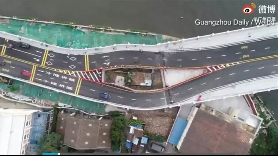 O POVESTE din Guangzhou, China – femeia din „casa înfiptă” care refuză să se mute din calea podului construit de municipalitate