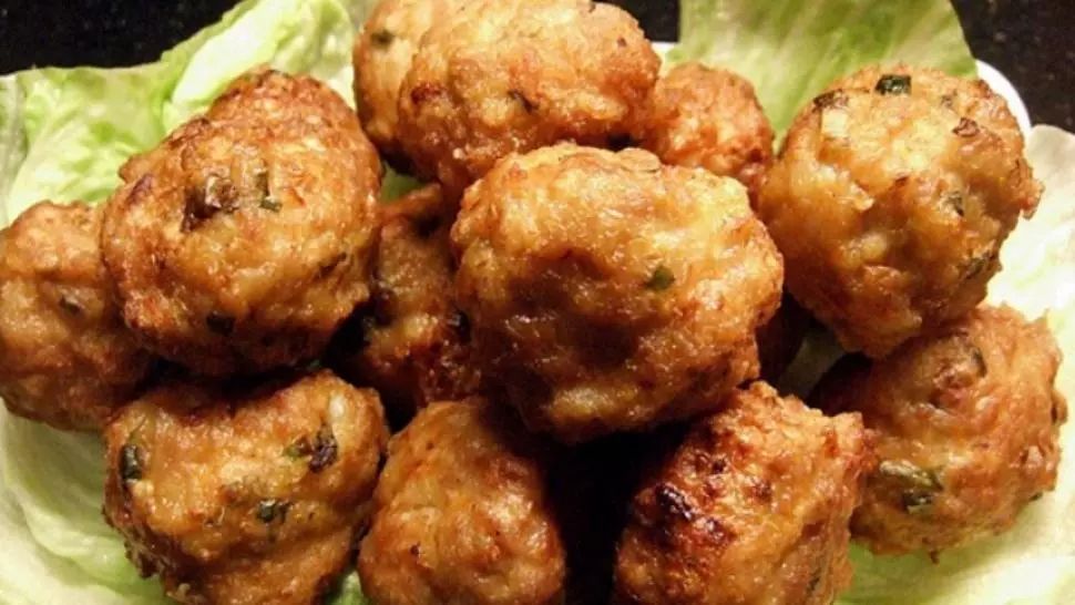 Cum faci cele mai bune CHIFTELUŢE din carne. Ingredientul secret care dă tot gustul