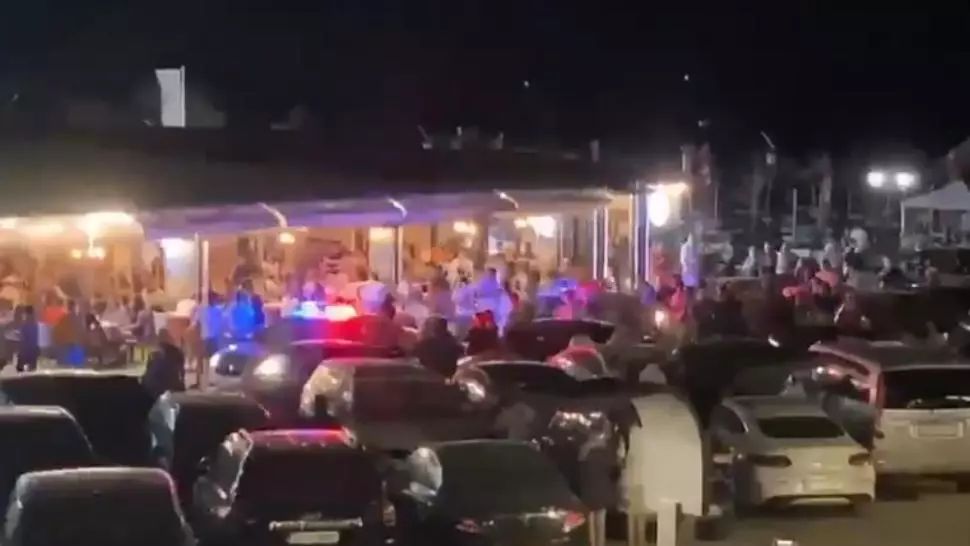 Sute de oameni înghesuiți la un concert, pe litoral. Vali Vijelie, amendat