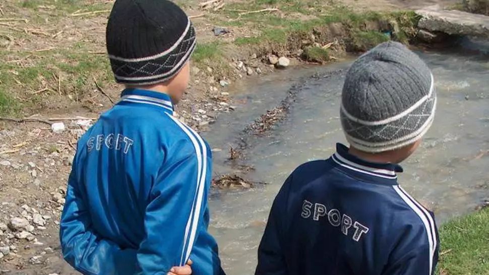 Tichete sociale de 500 de lei pentru elevii din familii defavorizate, pentru rechizite și haine 