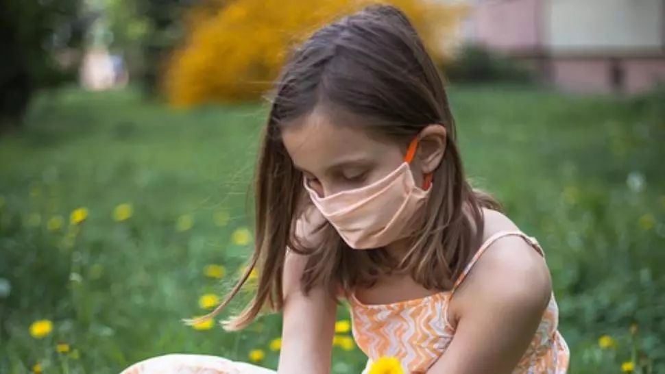 OMS, recomandări anti-COVID-19 pentru purtarea măștii în cazul copiilor și adolescenților. Când NU trebuie purtată masca