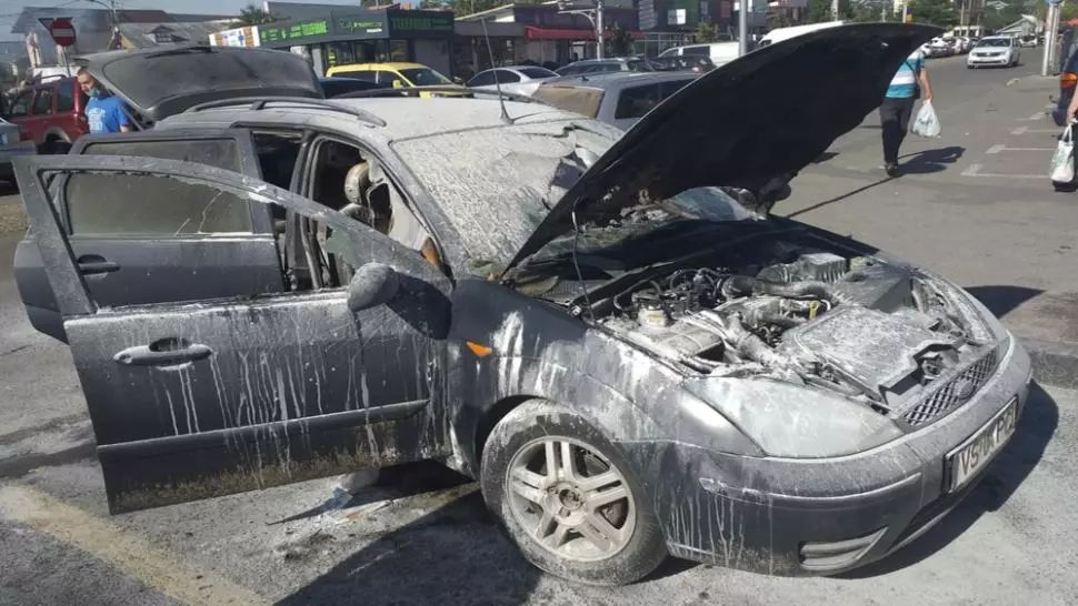 FOTO/ O mașină a luat foc în mers, în Bârlad