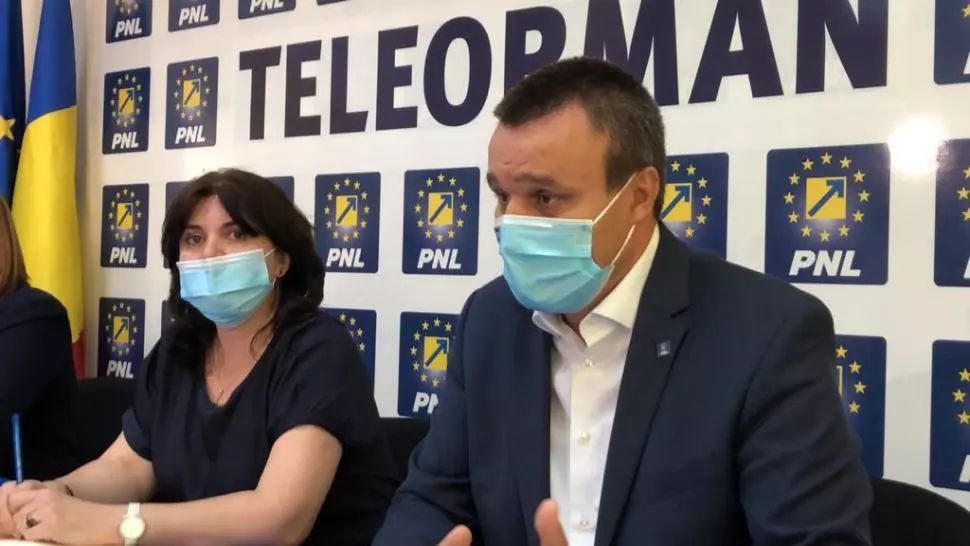 Noi reguli pentru începerea școlii. Elevii vor primi măști și dezinfectant în școli. Anisie: ”Vor exista separatoare în sălile de clasă”