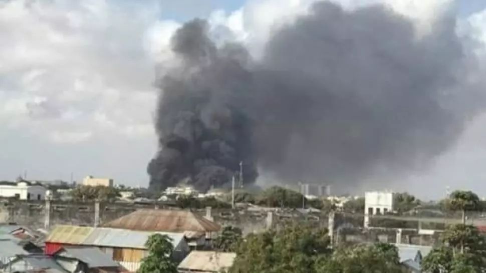 ATAC terorist asupra unui hotel din Mogadishu cu o mașină-capcană. Cinci persoane au decedat și alte zeci sunt rănite