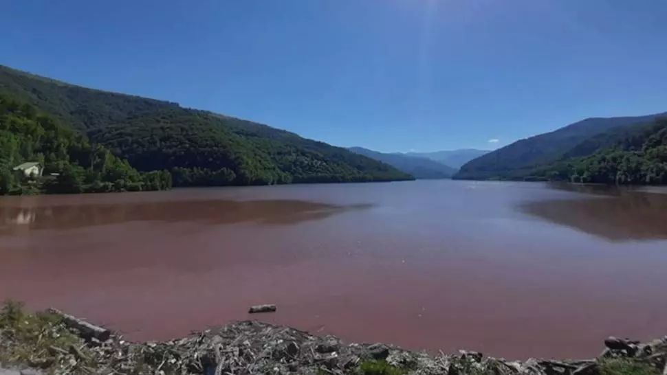 Apa unui lac din România s-a înroșit, peste noapte. Cum se explică fenomenul 