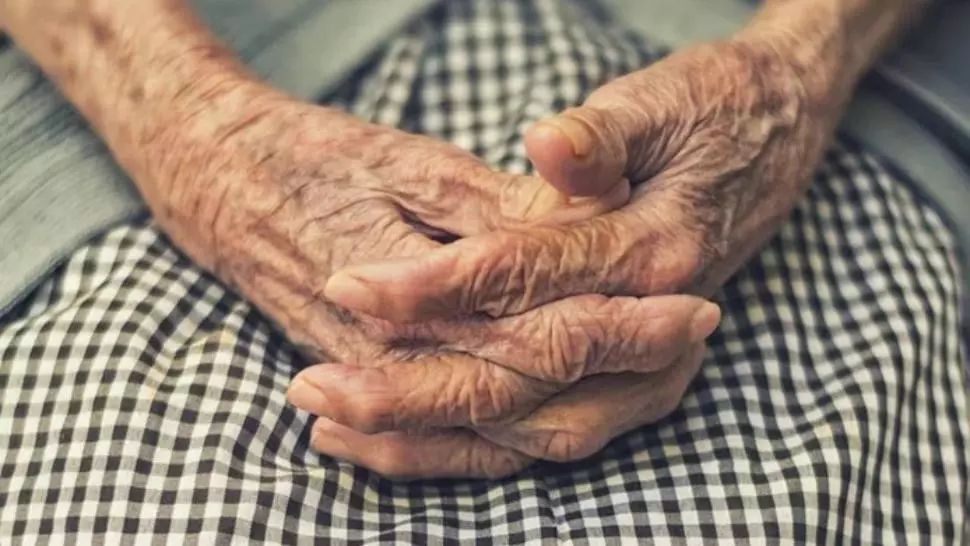 Situație halucinantă, în Ploiești. Bătrână infectată cu Covid, fără tratament și batjocorită: abandonată în curtea spitalului, în soare