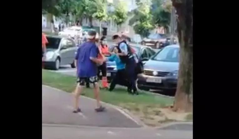 VIDEO Femeie încătușată pentru a putea fi urcată în ambulanță