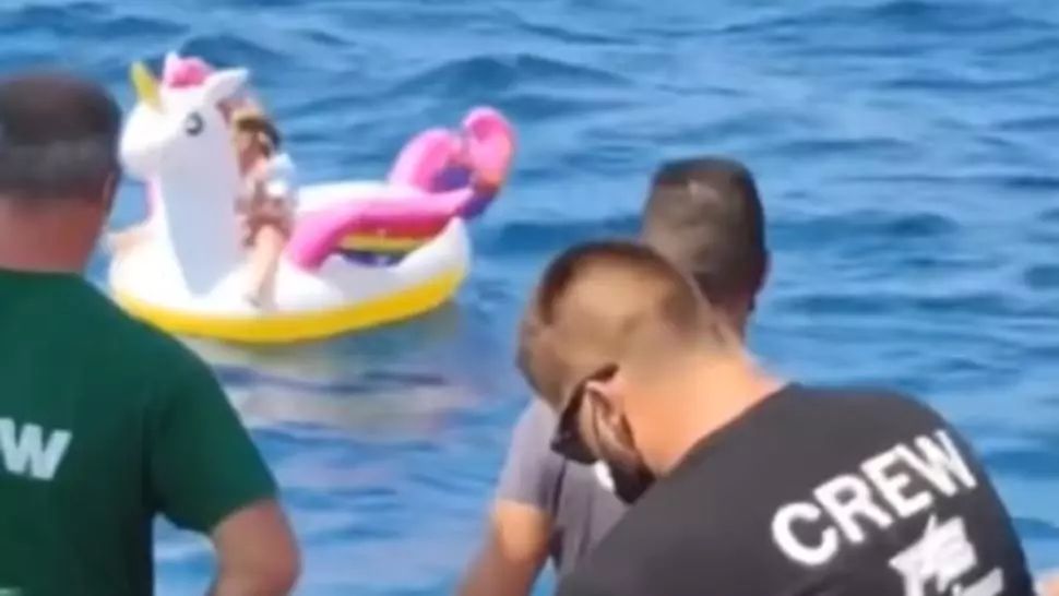 Fetiță de 4 ani, dusă de valuri în larg, pe un unicorn gonflabil, salvată de la înec de marinari