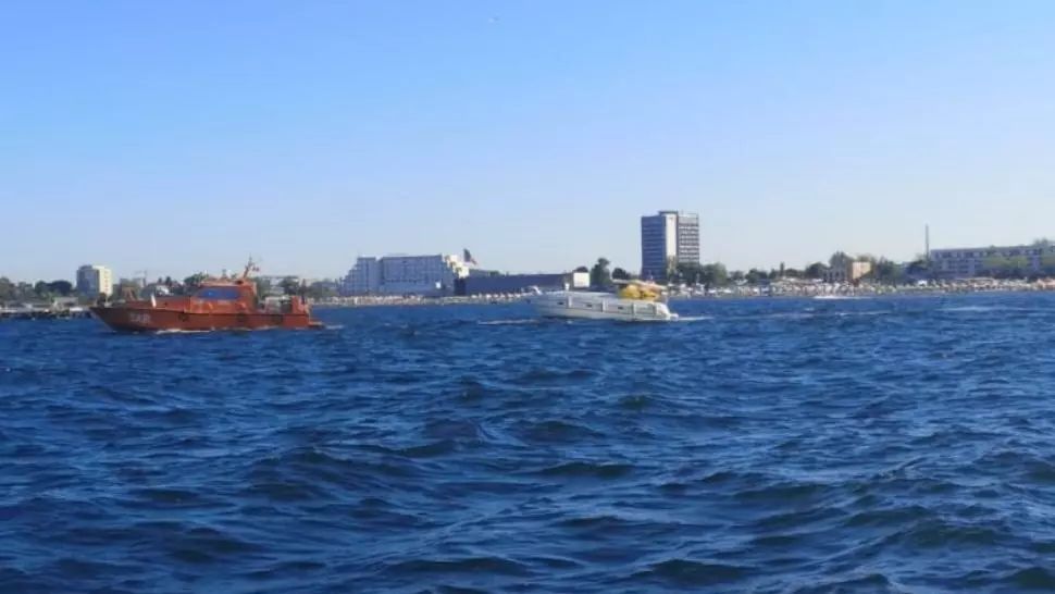 VIDEO Alertă în Mamaia! Un iaht cu patru persoane, printre care și copii, salvat în ultimul moment de la scufundare