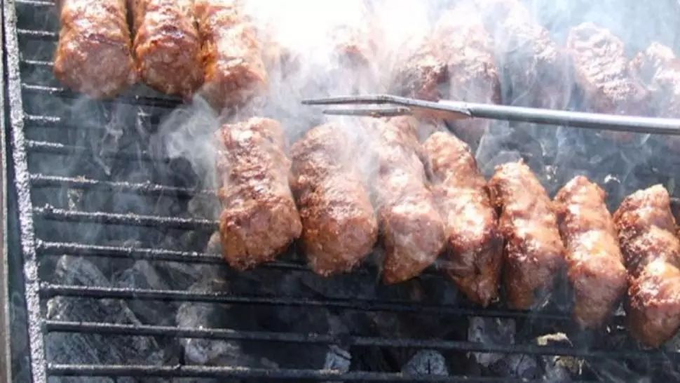 La ce să fii atent când cumperi mici și bere pentru grătarul de 1 Mai. Sfaturi de la șeful ANPC