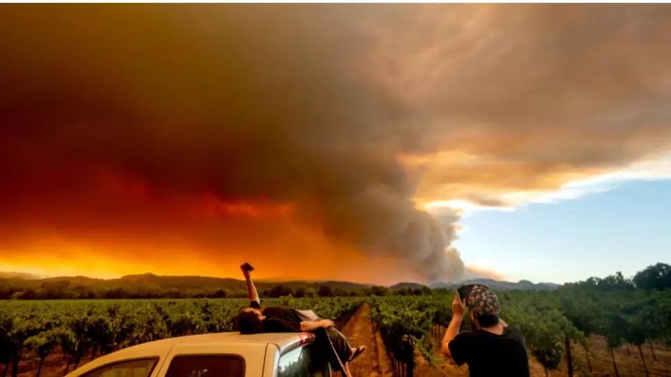 100.000 de oameni au fost deja evacuați din calea incendiilor din California (SUA)