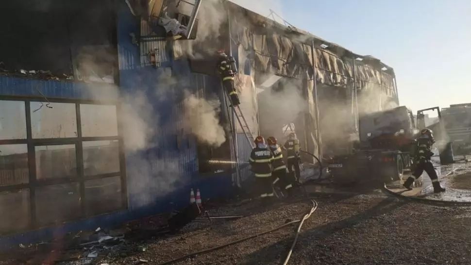Incendiu violent, la un service auto din Craiova. Pericol de explozie