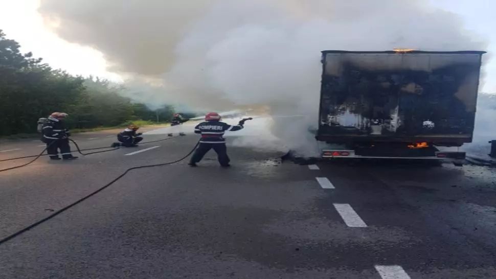 VIDEO + FOTO Panică pe șosea, un TIR a luat foc la Țăndărei, în județul Ialomița