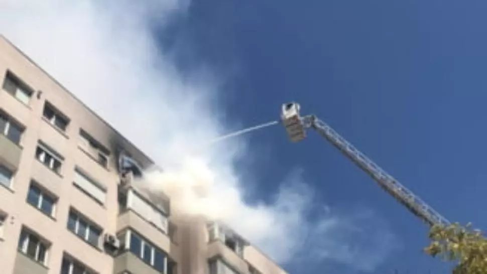 Incendiu puternic într-un bloc din Sectorul 3 al Capitalei. Cinci adulți și doi copii au avut nevoie de îngrijiri medicale