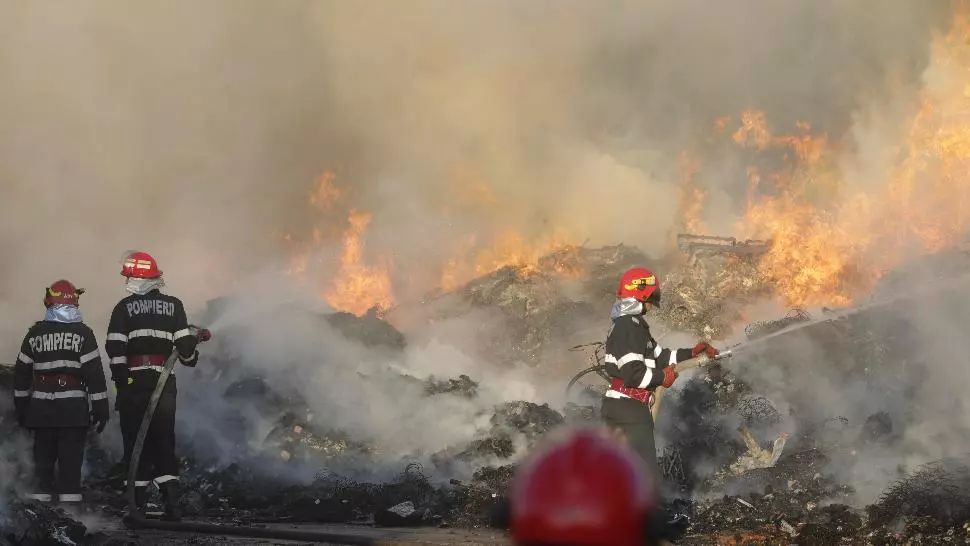 Alertă în Bistrița-Năsăud! Un incendiu a cuprins un depozit de cherestea din apropierea unei păduri