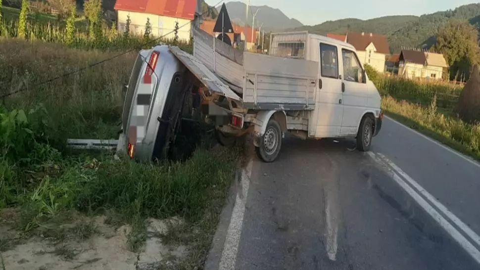  FOTO: Accident pe DN 17D! Un bărbat a fost transportat la spital. Șoferul nu s-a asigurat la schimbarea direcției de mers