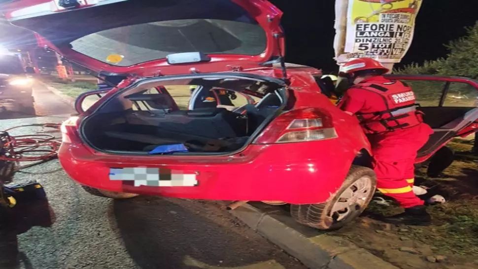 FOTO - VIDEO | O tânără de 20 ani a intrat cu mașina într-un stâlp: un mort și un rănit