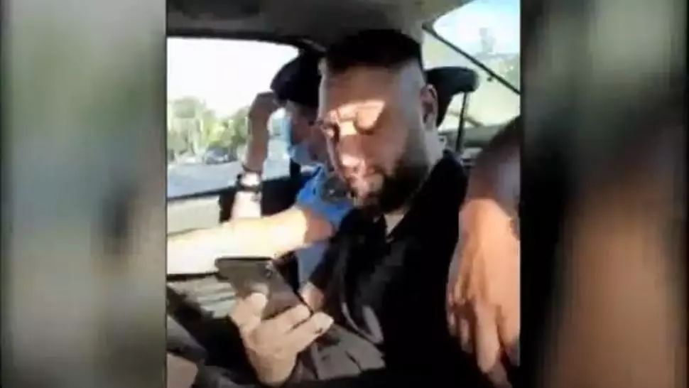 VIDEO Sfidare supremă, polițiști batjocoriți de către interlopi, chiar în mașina de serviciu