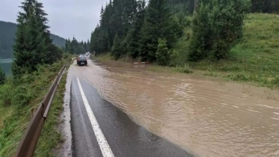 Trafic îngreunat pe DN 12 din cauza inundațiilor. Mai multe zone sunt afectate FOTO