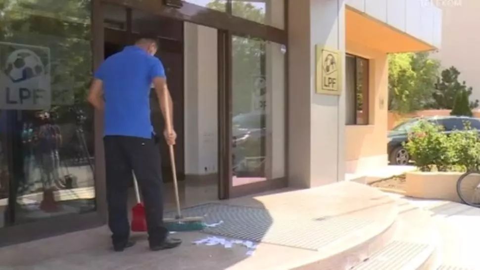 VIDEO | Umilință în DIRECT! Luțu, chemat să strângă gunoiul de pe jos! Imagini incredibile